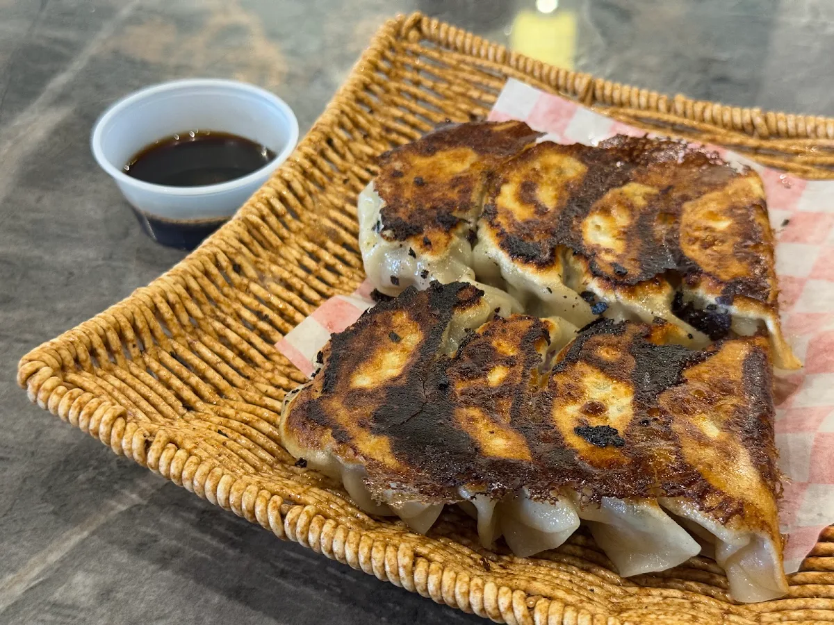 must try pan fried dumplings 必点生煎饺8个